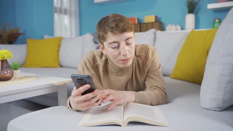 The-young-person-who-does-not-want-to-read-a-book-wants-to-deal-with-the-phone.